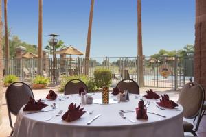 Restaurace v ubytování Embassy Suites by Hilton Phoenix Scottsdale