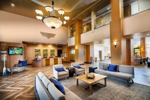 um lobby de um hospital com sofás e cadeiras em Embassy Suites by Hilton Phoenix Scottsdale em Phoenix