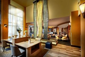 Posezení v ubytování Embassy Suites by Hilton Phoenix Scottsdale