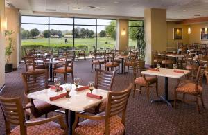 Restaurace v ubytování Embassy Suites by Hilton Phoenix Scottsdale