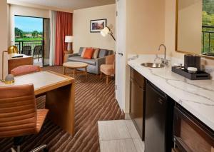 Posezení v ubytování Embassy Suites by Hilton Phoenix Scottsdale