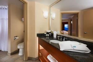 Koupelna v ubytování Embassy Suites by Hilton Phoenix Scottsdale