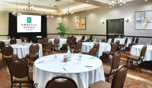 Restaurace v ubytování Embassy Suites by Hilton Phoenix Scottsdale