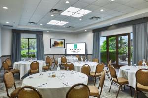 TV a/nebo společenská místnost v ubytování Embassy Suites by Hilton Phoenix Scottsdale