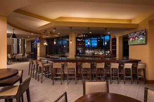 TV a/nebo společenská místnost v ubytování Embassy Suites by Hilton Phoenix Scottsdale
