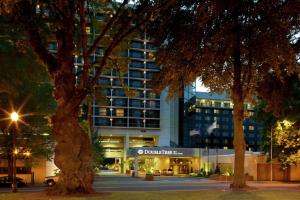 un edificio con un albero di fronte di DoubleTree by Hilton Portland a Portland