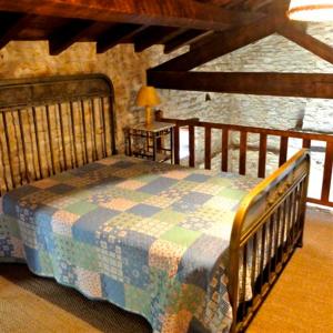 un dormitorio con una cama en una habitación en Maison pierre avec piscine privée, en Blanquefort-sur-Briolance