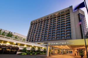 un grande edificio con un cartello che dice "Doolin Fire Hotel" di DoubleTree by Hilton Portland a Portland