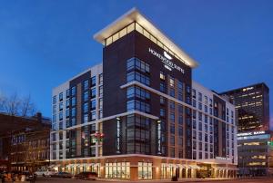 Un edificio alto y negro con un cartel. en Homewood Suites By Hilton Louisville Downtown, en Louisville