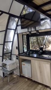 eine Küche mit einem Waschbecken und einigen Fenstern in der Unterkunft Chalet Tanat in Medellín