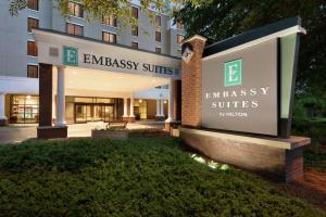 una señal de suites de la embajada frente a un edificio en Embassy Suites by Hilton Atlanta Alpharetta en Alpharetta