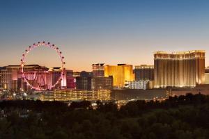 Nespecifikovaný výhled na destinaci Las Vegas nebo výhled na město při pohledu z hotelu