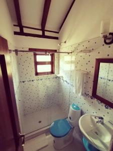 y baño con aseo y lavamanos. en Hospederia Sandaned, en Villa de Leyva