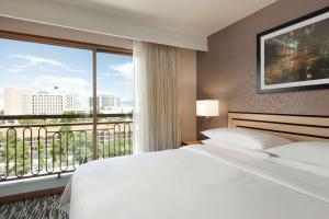 Postel nebo postele na pokoji v ubytování Embassy Suites by Hilton Convention Center Las Vegas