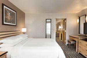 Postel nebo postele na pokoji v ubytování Embassy Suites by Hilton Convention Center Las Vegas
