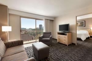 TV a/nebo společenská místnost v ubytování Embassy Suites by Hilton Convention Center Las Vegas