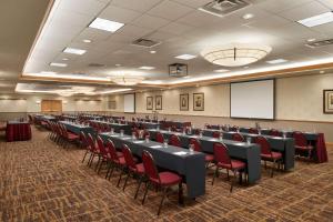 une salle de conférence avec des rangées de chaises et un podium dans l'établissement Embassy Suites by Hilton Convention Center Las Vegas, à Las Vegas