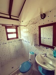 y baño con lavabo y aseo. en Hospederia Sandaned, en Villa de Leyva