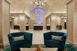 アルカディアにあるEmbassy Suites by Hilton Arcadia-Pasadena Areaのロビー(青い椅子2脚、シャンデリア付)