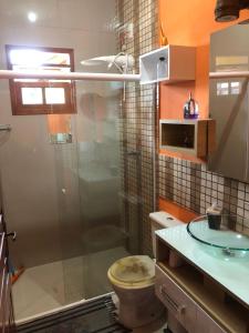 un bagno con doccia, wc e lavandino di Sítio Chalé 3Ipes a Senador José Bento