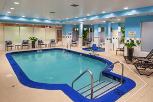 a large swimming pool in a hotel lobby at Hilton Garden Inn Allentown Bethlehem Airport in Allentown