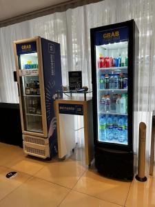 two soda machines are standing next to each other at Flat Luxo Fusion SHN - Melhor Localização de BSB in Brasília