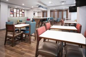 a dining room with tables and chairs and tablesktop at Hampton Inn Egg Harbor Township Atlantic City in Egg Harbor Township