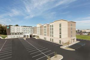 un aparcamiento vacío frente a un edificio en Homewood Suites by Hilton Albany Crossgates Mall en Albany