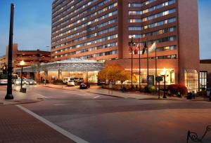 una strada vuota di fronte a un grande edificio di Hilton Albany ad Albany