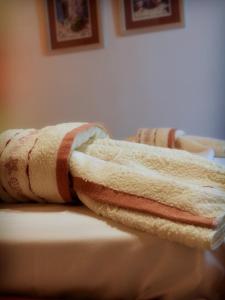 Una toalla está sobre una cama en Aiolis Rooms, en Kamariotissa