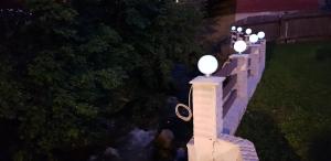 ブランにあるPensiunea Casa Beatrice Branの川の横の石垣の灯り