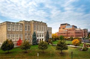 um grupo de edifícios com árvores num parque em Hilton Garden Inn Albany Medical Center em Albany