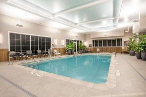 uma grande piscina num quarto de hotel em Homewood Suites By Hilton Saratoga Springs em Saratoga Springs