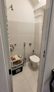 een badkamer met een toilet en een wastafel bij Apartamento 1 quadra da praia in Rio de Janeiro