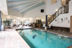 une grande piscine dans le hall de l'hôtel dans l'établissement Hampton Inn Albany-Western Ave/University Area, NY, à Albany
