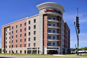 锡达福尔斯Hampton Inn Cedar Falls Downtown, Ia的一座挂着招牌的大型砖砌建筑