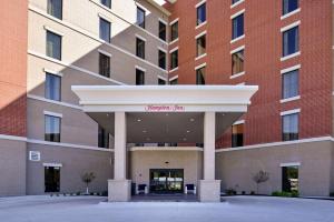 Hampton Inn Cedar Falls Downtown, Ia的门面或入口