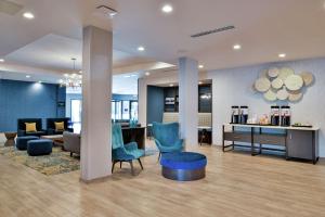 Hampton Inn Cedar Falls Downtown, Ia的休息区
