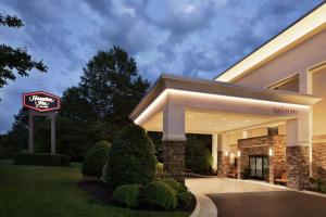 un hotel con un cartel frente a un edificio en Hampton Inn Richmond/Ashland en Ashland