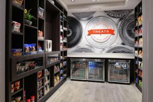 酒店内部或周边的超市或其他商店