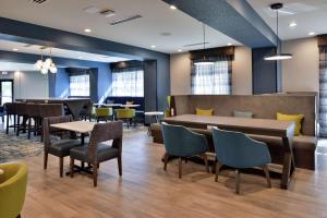 Hampton Inn Cedar Falls Downtown, Ia的休息区