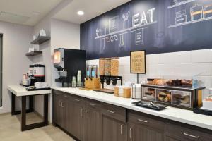 Hampton Inn Cedar Falls Downtown, Ia的厨房或小厨房