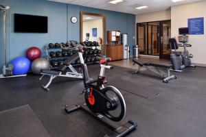 Hampton Inn Cedar Falls Downtown, Ia的健身中心和/或健身设施