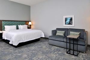 Hampton Inn Cedar Falls Downtown, Ia客房内的一张或多张床位