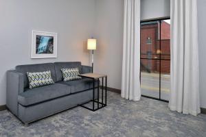 Hampton Inn Cedar Falls Downtown, Ia的休息区