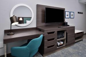 Hampton Inn Cedar Falls Downtown, Ia的电视和/或娱乐中心