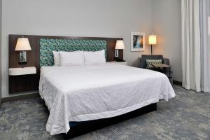 Hampton Inn Cedar Falls Downtown, Ia客房内的一张或多张床位