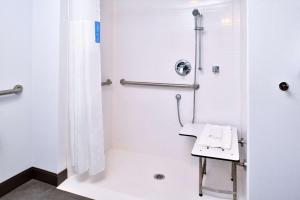 锡达福尔斯Hampton Inn Cedar Falls Downtown, Ia的带淋浴和水槽的浴室