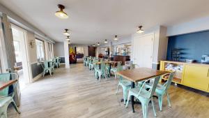 un restaurante con mesas y sillas en una habitación en Trade Winds Inn, en Rockland