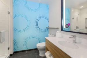 Koupelna v ubytování Tru by Hilton Amarillo West + 17 fotografií